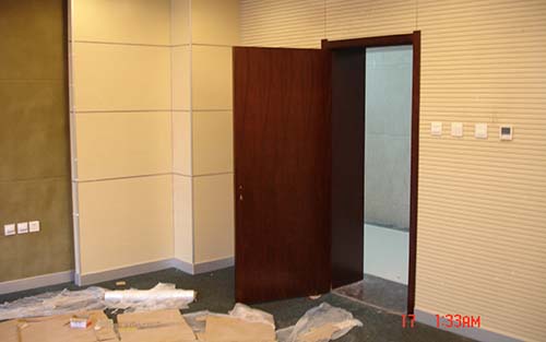 辽宁省公安厅会议室3-木挂板包柱吸音板墙面